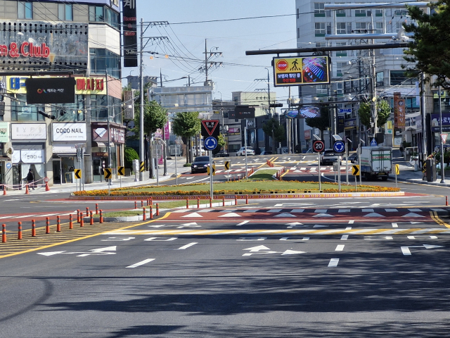 신호등 없는 '흐름'으로 변화한 서산 호수공원 사거리.(사진=전종원 기자)