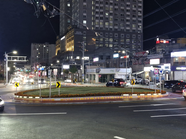신호등 없는 '흐름'으로 변화한 서산 호수공원 사거리.(사진=전종원 기자)