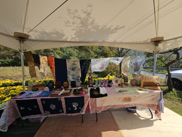 주민들이 평생학습으로 배운 천아트 천연염색 작품이 전시돼 있는 모습.사진=김익환 기자