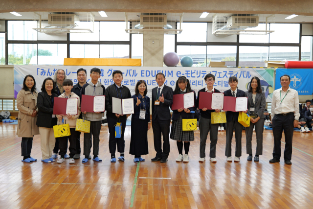 국립한국교통대학교가 일본 오사카에서 열린 ‘2025 글로벌 e모빌리티 대회’ 개최식 현장에서 기념사진을 촬영하고 있다.사진=한국교통대