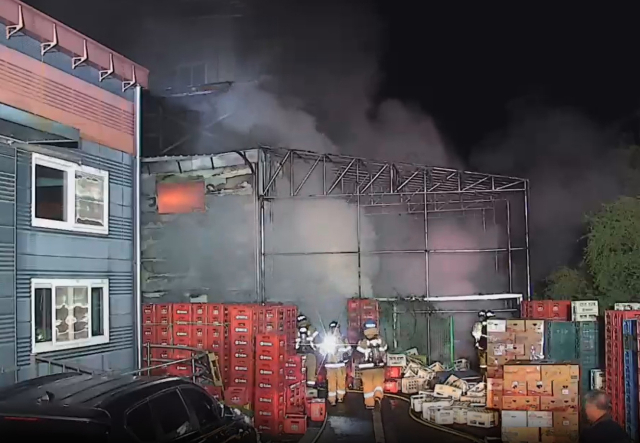 3일 오후 6시30분경 대전 동구 구도동의 식품공장에서 화재가 발생해 소방 당국이 진화 중인 모습. 대전소방본부 제공