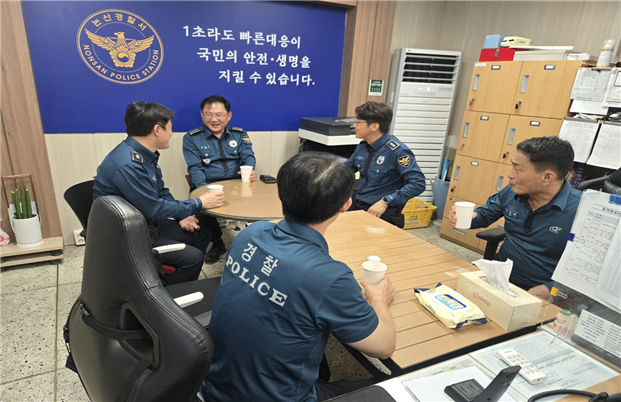 ▲유동하 논산경찰서장이 112의 날을 맞아 상황실 근무자들과 차를 나누며 간담회를 갖고 있는 모습.