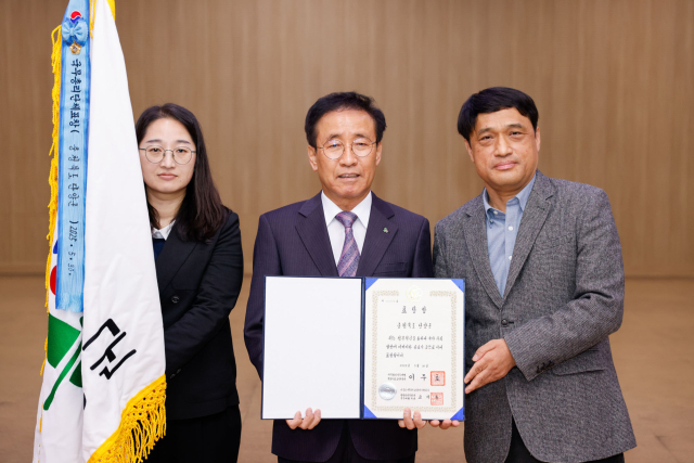 단양군이 행정안전부가 주관한 2024년도 지방자치단체 혁신평가에서 군 단위 지자체 2위를 차지하며 국무총리 표창을 수상했다. 사진은 왼쪽부터 주인순 주무관, 김문근 단양군수, 백승권 기획팀장이 표창장을 수여했다. 단양군 제공