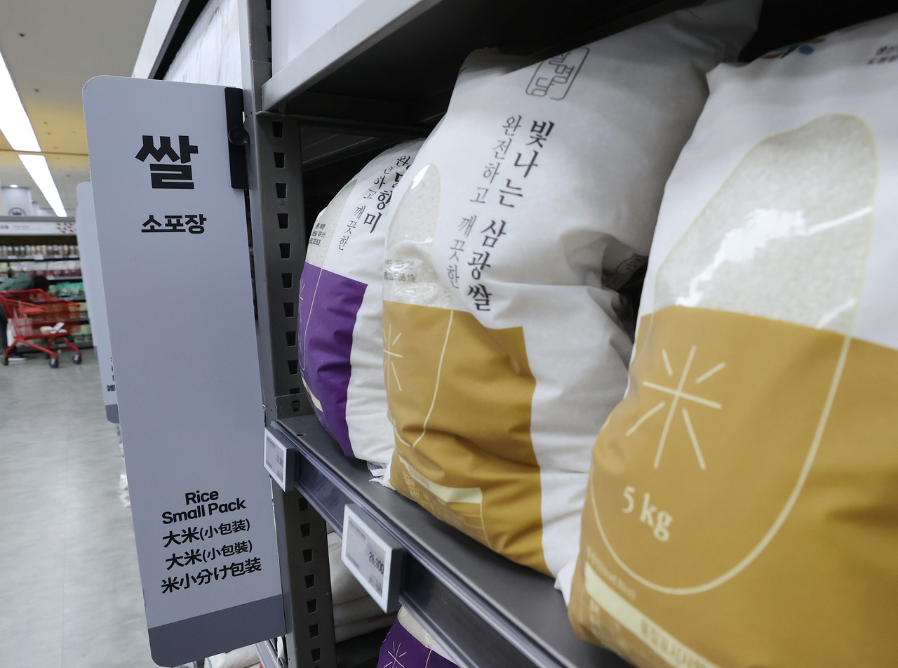 지난 14일 서울의 한 대형마트에 쌀이 진열돼 있다. 정부는 쌀 수급 안정을 위해 2025년산 예상 초과량 16만5천t(톤) 중 10만t을 시장 격리하기로 했다. 2025.10.14 사진=연합뉴스.