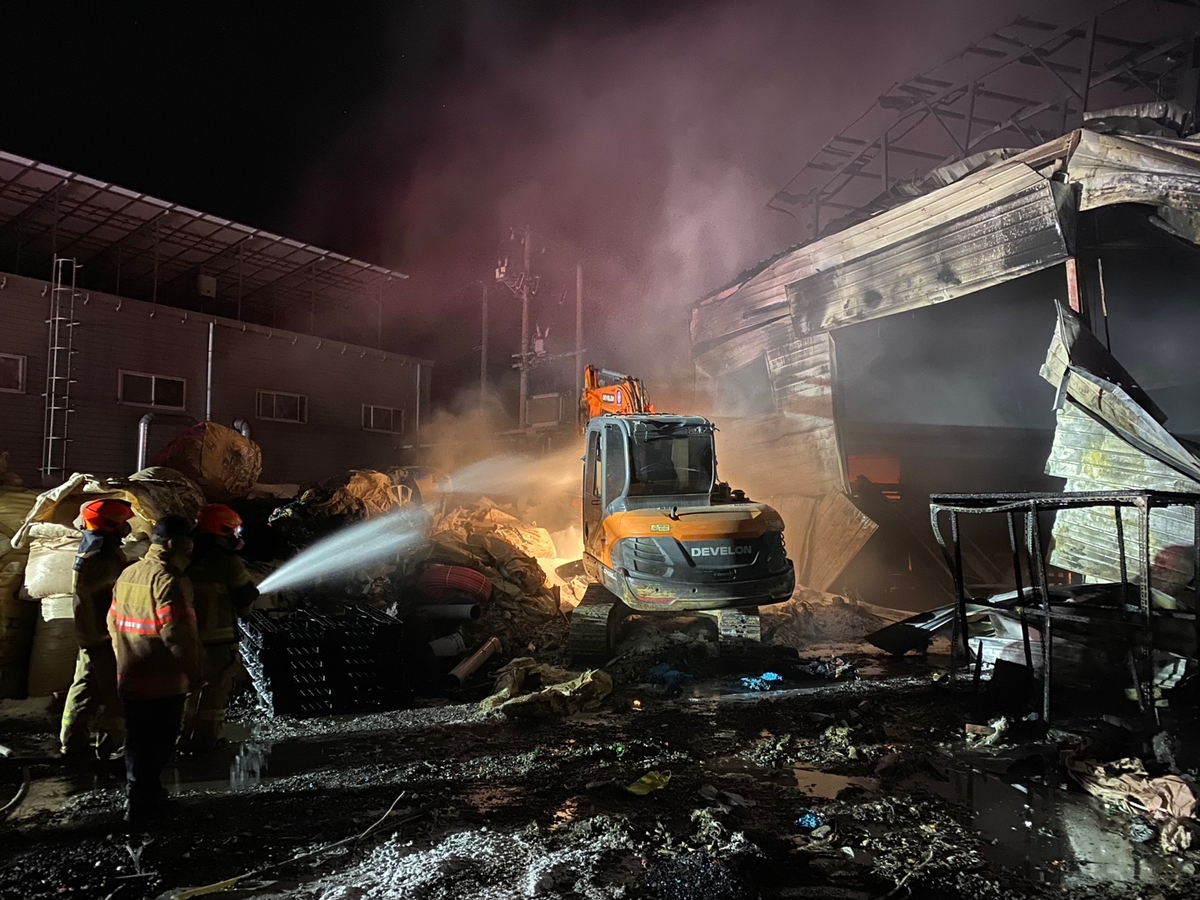 2025년 2월 17일 옥천 폐기물 재활용업체 화재 현장 [옥천소방서 제공. 재판매 및 DB금지]