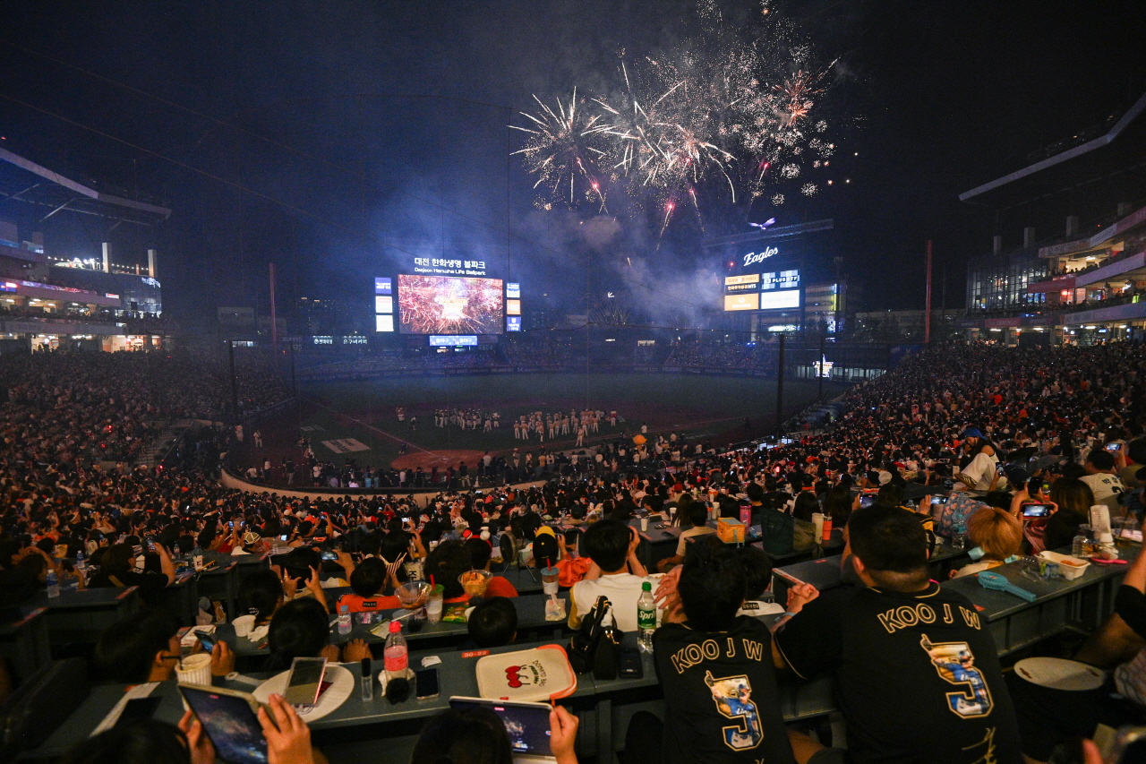 12일 대전 한화생명 볼파크에서 열린 '2025 신한 SOL BANK KBO 올스타전'에서 야구팬들이 불꽃놀이를 관람하고 있다. 김주형 기자 kjh2667_@cctoday.co.kr