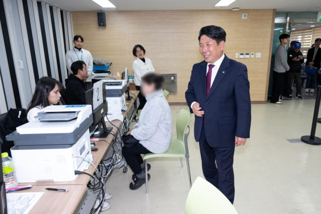 지원 현장을 방문해 직원들을 격려하는 김창규 제천시장.제천시 제공