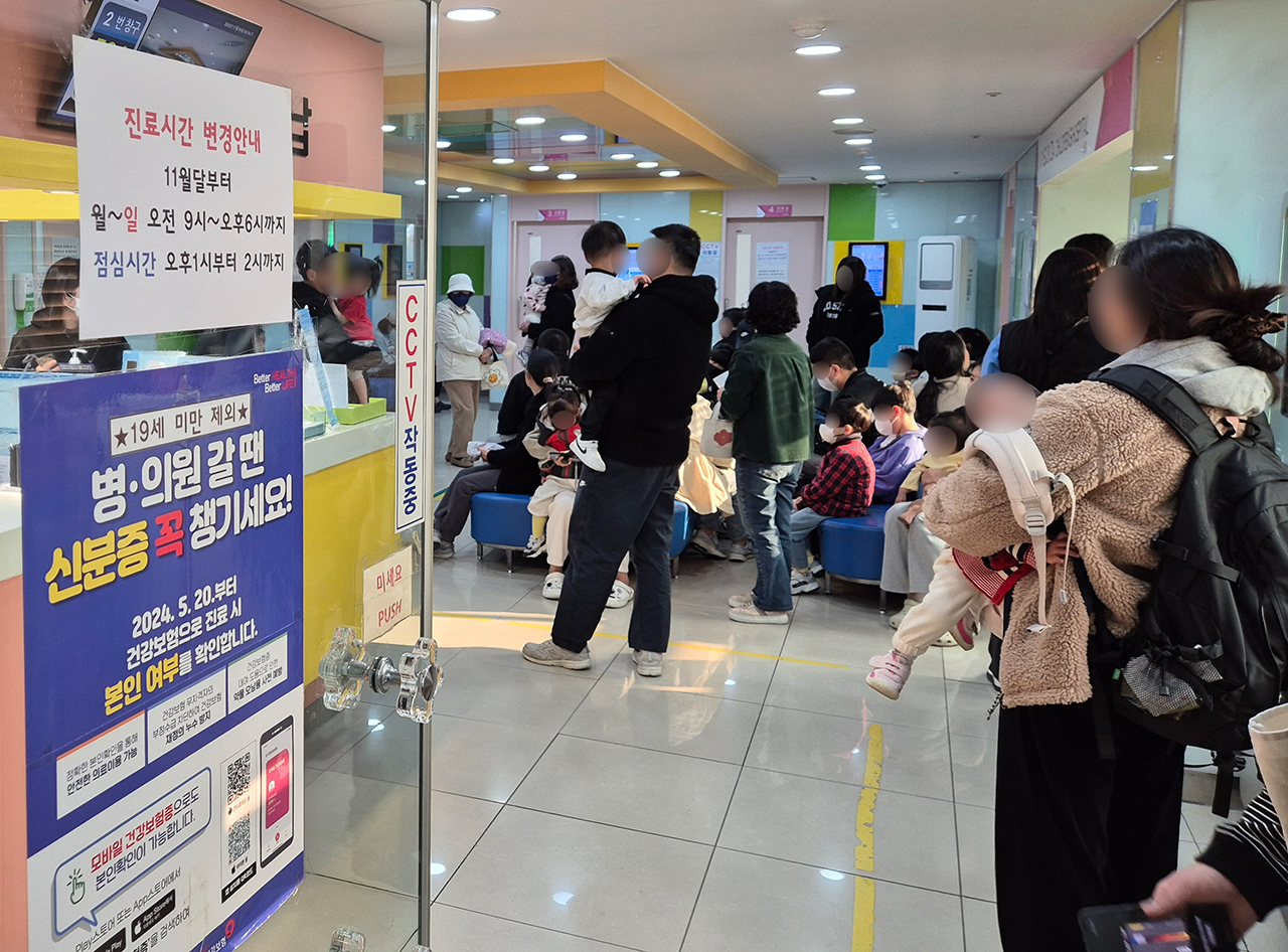 5일 오전 청주시 흥덕구의 한 소아청소년병원이 진료를 보기 위한 환자들과 보호자로 북적이고 있다. 사진=강준식 기자