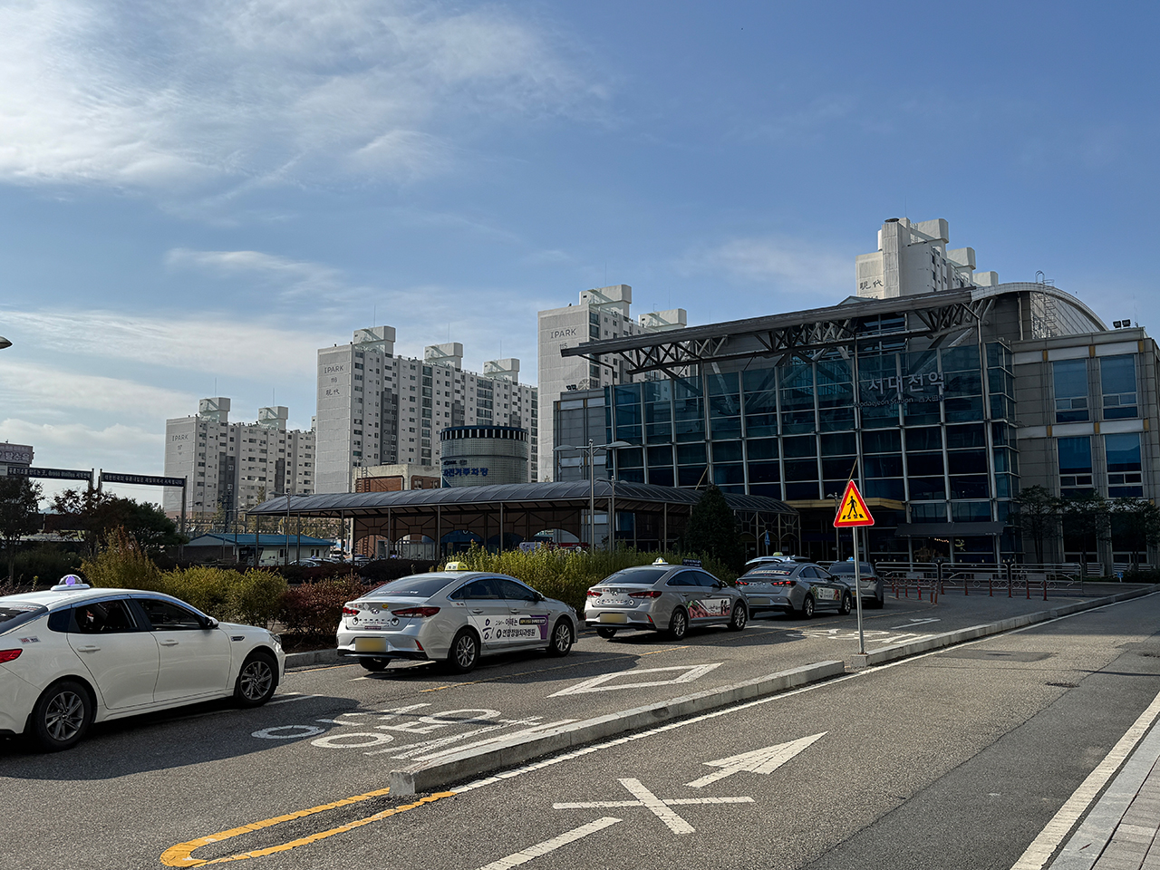 4일 서대전역에서 택시들이 손님들을 기다리며 줄지어 서있다. 사진=권오선 기자.