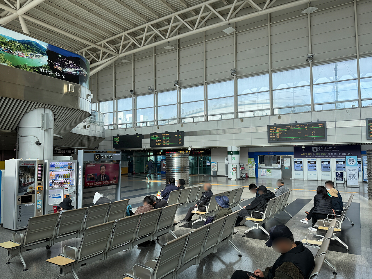 4일 서대전역 역사 안 대합실에서 승객들이 중앙에 놓인 TV를 시청하고 있다. 사진=권오선 기자.
