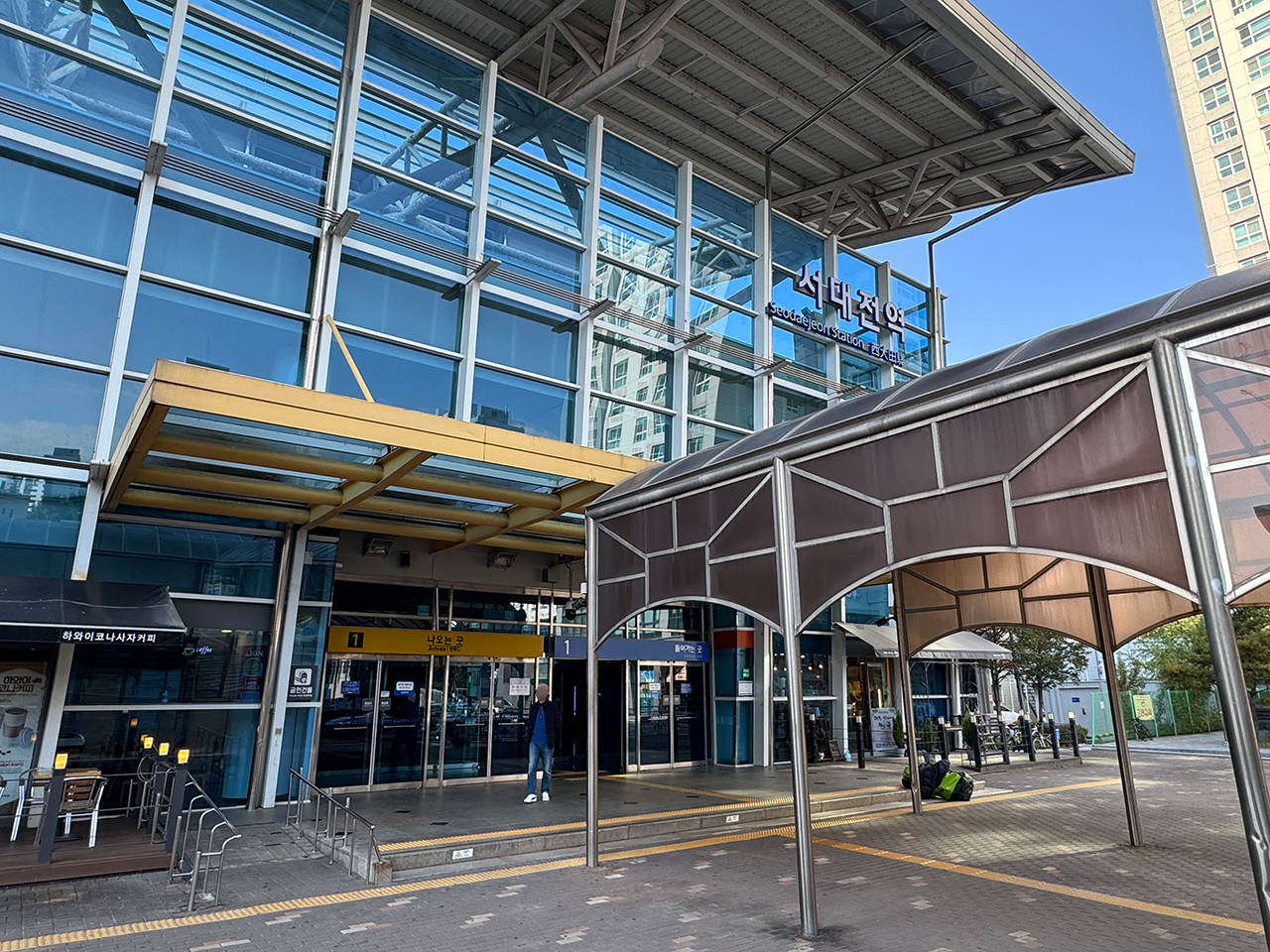 4일 서대전역 앞에서 한 승객이 역사를 빠져나가고 있다. 사진=권오선 기자.