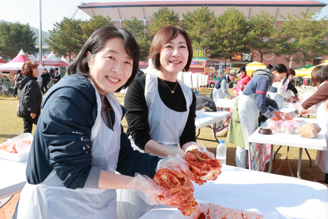 6일 괴산유기농엑스포광장에서 2025괴산김장축제가 열렸다. 사진은 축제 참가자들이 김치를 버무리고 있다. 괴산군 제공