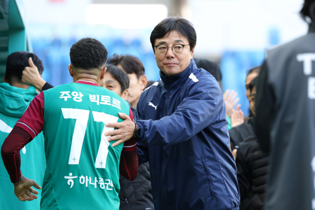 황선홍 대전하나시티즌 감독(오른쪽). 대전하나 제공