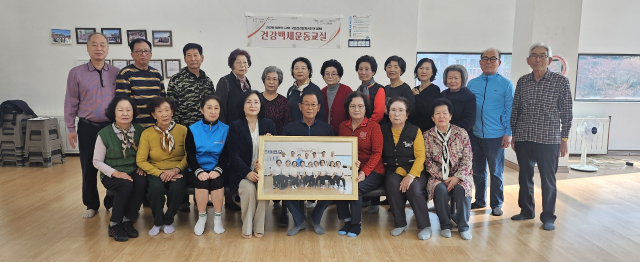 국민건강보험공단 세종지사가 ‘건강백세운동교실’에 참여하는 우수 경로당 어르신 80여명을 대상으로 단체사진 촬영 및 액자 기부 행사를 진행했다. 국민건강보험공단 세종지사 제공