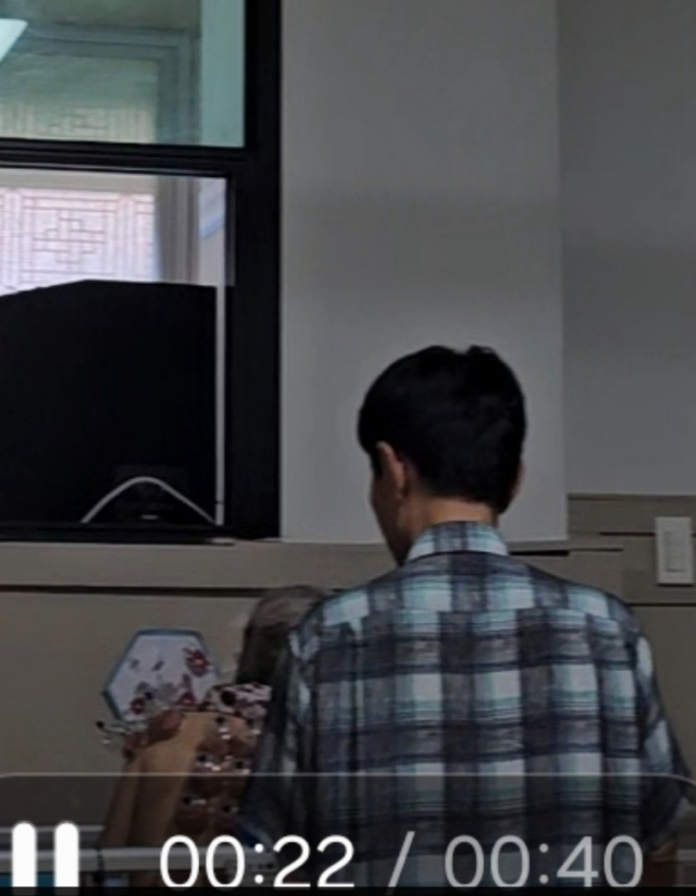 A요양원 원장의 무자격 미용 행위 동영상 캡처.제보자 제공