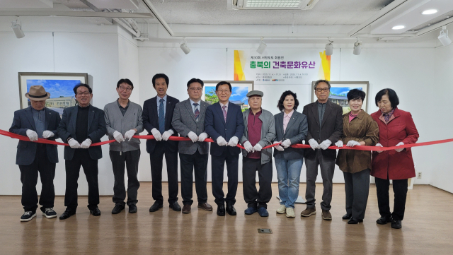 지난 4일 서평포토 제30회 회원전 개막식에서 참석자들이 테이프커팅을 하고 있다. 서평포토 제공