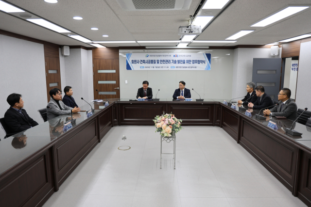 윤태연 대한전문건설협회 대전시회장 등 협회 관계자들과 김규용 한국건축시공학회장 등 학회 인사들이 7일 협회회관에서 업무협약을 가진 뒤 간담회를 갖고 있다. 대전시회 제공