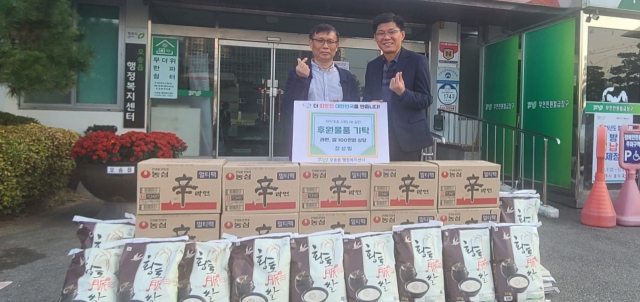 정성필(오른쪽) 오송농협 산지유통센터장이 최근 청주 오송읍 행정복지센터에 쌀과 라면을 기탁하고 손 하트를 날리고 있다. 오송읍사무소 제공