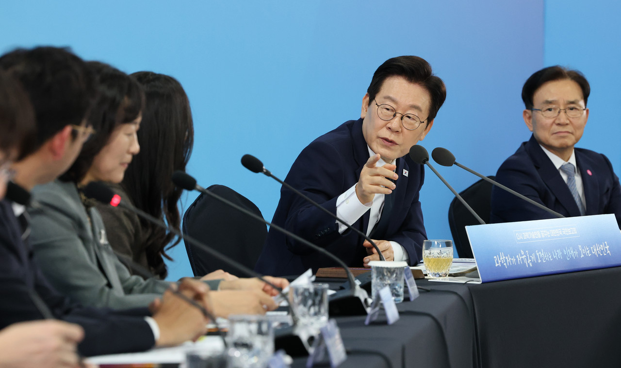 이재명 대통령이 7일 대전 유성구 국립중앙과학관에서 열린 다시 과학기술인을 꿈꾸는 대한민국 국민보고회에서 토론을 주재하고 있다. 대전충남사진공동취재단