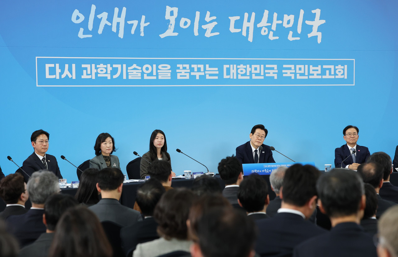 이재명 대통령이 7일 대전 유성구 국립중앙과학관에서 열린 다시 과학기술인을 꿈꾸는 대한민국 국민보고회에서 토론을 주재하고 있다. 대전충남사진공동취재단