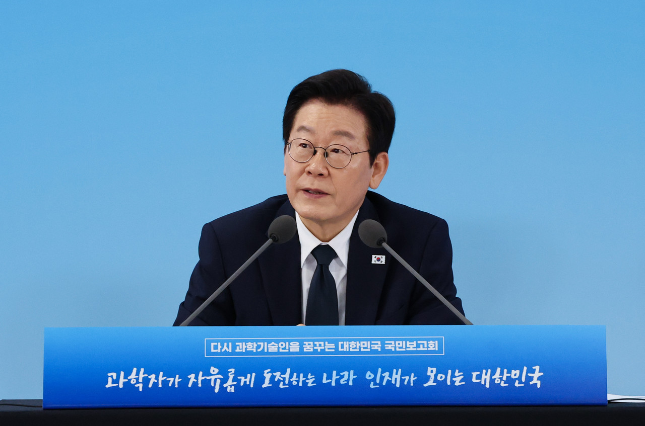 이재명 대통령이 7일 대전 유성구 국립중앙과학관에서 열린 다시 과학기술인을 꿈꾸는 대한민국 국민보고회에서 토론을 주재하고 있다. 대전충남사진공동취재단