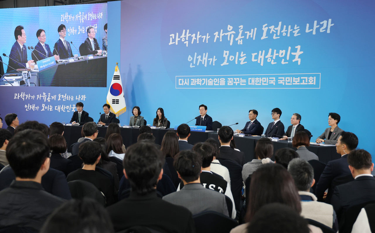 이재명 대통령이 7일 대전 유성구 국립중앙과학관에서 열린 다시 과학기술인을 꿈꾸는 대한민국 국민보고회에서 토론을 주재하고 있다. 대전충남사진공동취재단