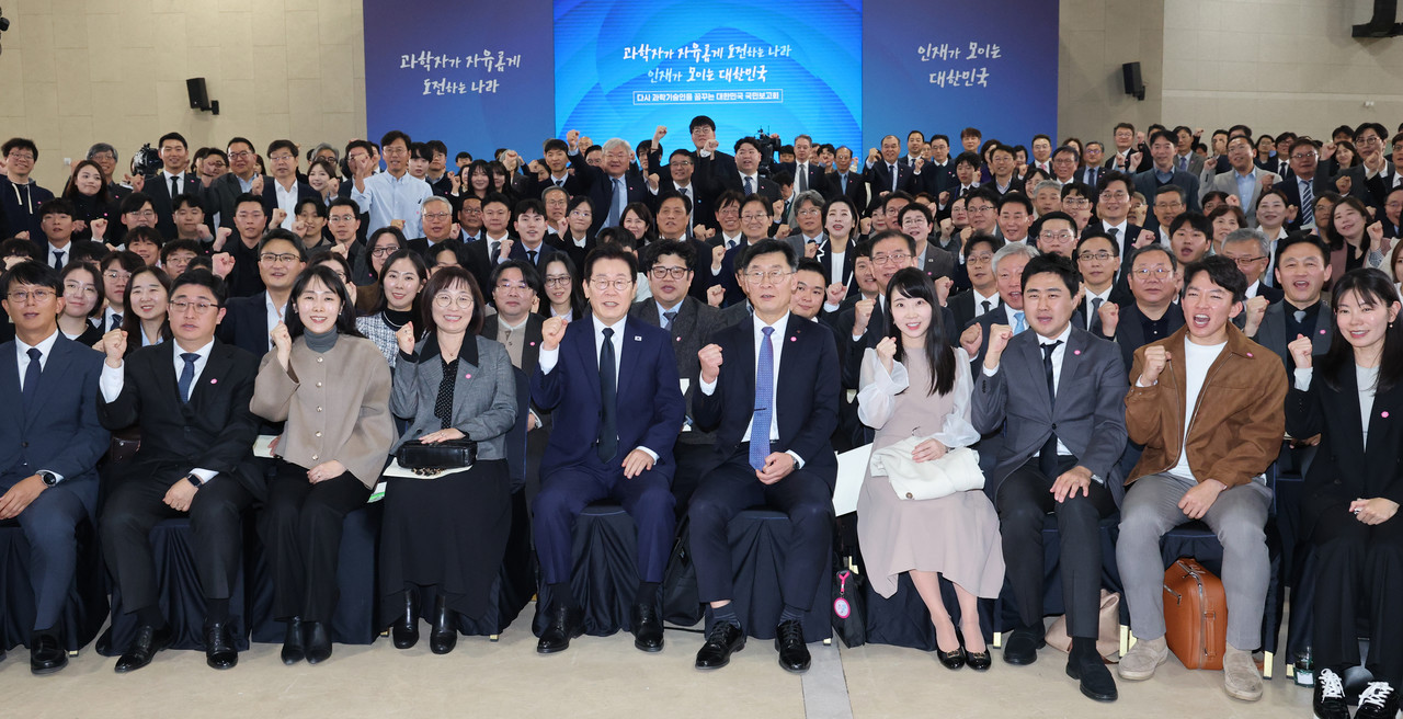 이재명 대통령이 7일 대전 유성구 국립중앙과학관에서 열린 다시 과학기술인을 꿈꾸는 대한민국 국민보고회에서 토론을 주재하고 있다. 대전충남사진공동취재단