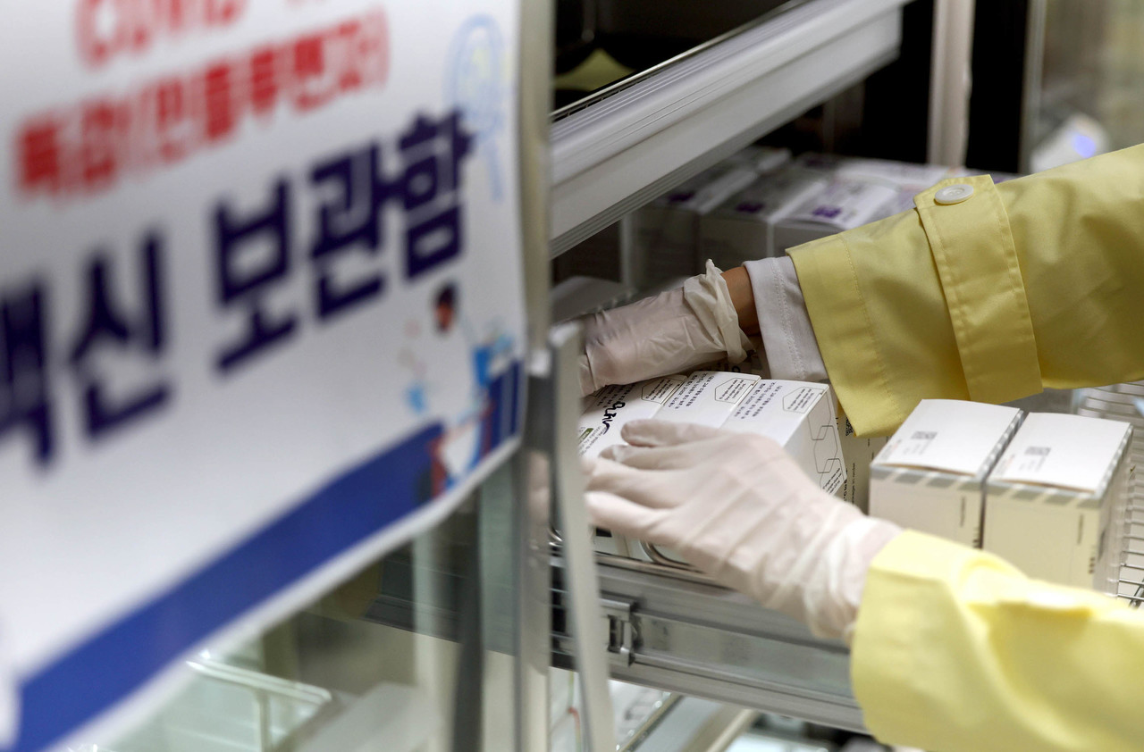 29일 오전 광주 북구 보건소에서 직원이 신종 코로나바이러스 감염증(코로나19) 백신과 독감 백신 수량을 확인하고 있다. 2025.10.29 [광주 북구 제공. 재판매 및 DB 금지] 사진=연합뉴스. 