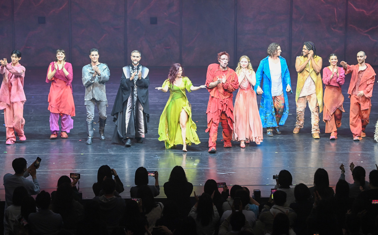 충청투데이 창간 35주년 특별 기념 공연 노트르담 드 파리 오리지널이 많은 관심 속에 성황리에 막을 내렸습니다. 성원해 주신 모든 분들께 감사 인사를 전합니다. 앞으로도 여러분들의 힘이 되어 드리는 충청투데이가 되겠습니다.