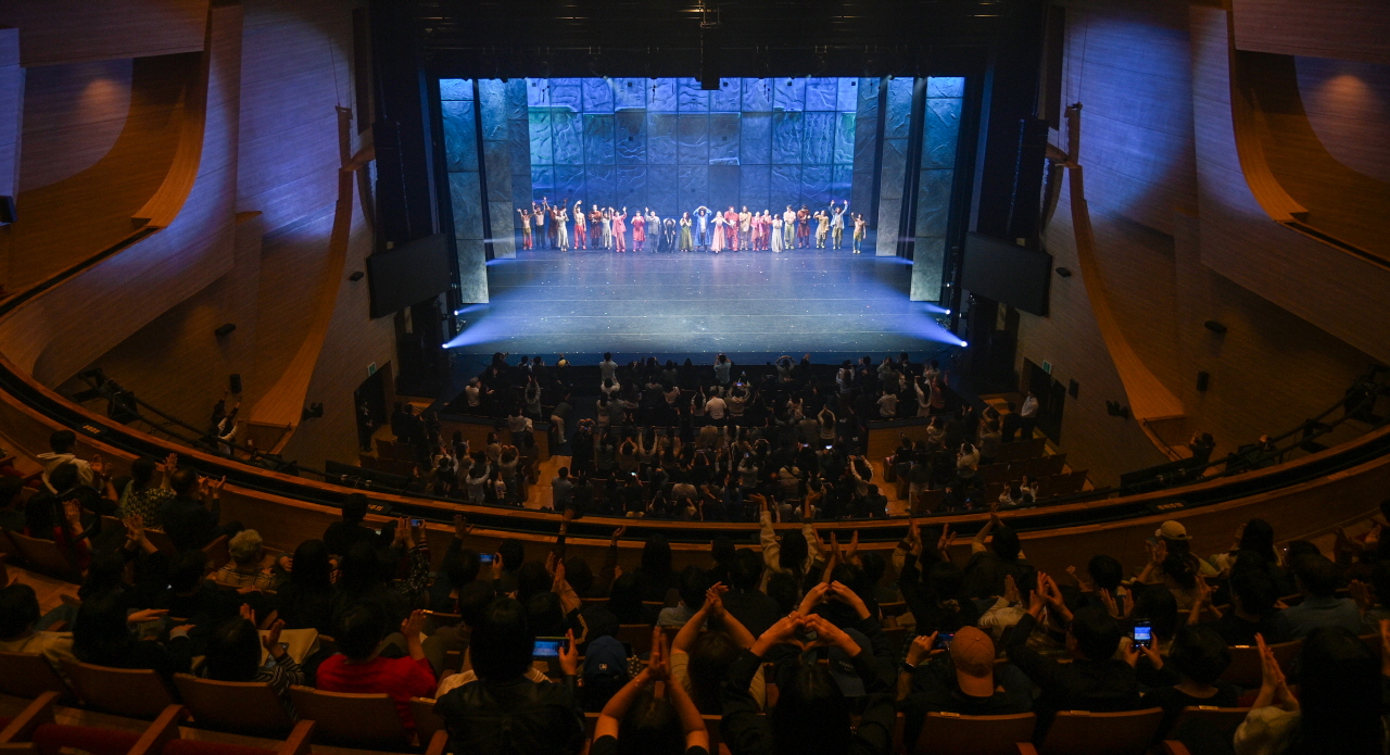 충청투데이 창간 35주년 특별 기념 공연 노트르담 드 파리 오리지널이 많은 관심 속에 성황리에 막을 내렸습니다. 성원해 주신 모든 분들께 감사 인사를 전합니다. 앞으로도 여러분들의 힘이 되어 드리는 충청투데이가 되겠습니다.