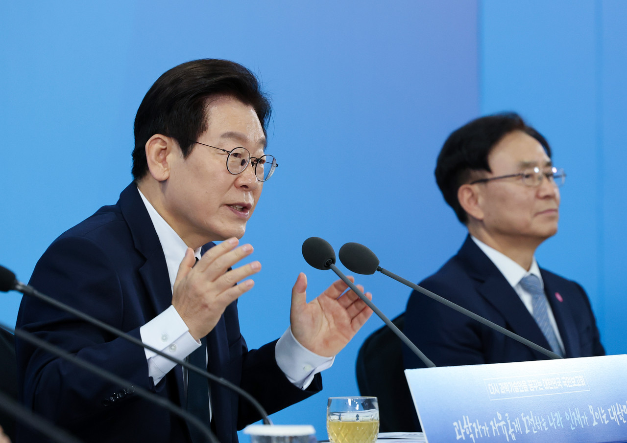 이재명 대통령이 7일 대전 유성구 국립중앙과학관에서 열린 다시 과학기술인을 꿈꾸는 대한민국 국민보고회에서 토론을 주재하고 있다. 대전충남사진공동취재단.