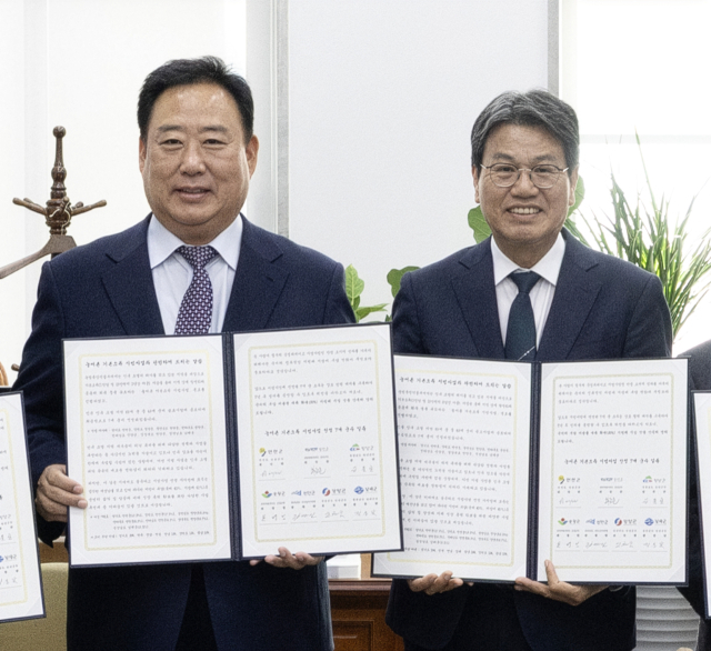 김돈곤 청양군수가 어기구 국회 농림축산식품해양수산위원회 위원장을 만나 공동 건의문을 전달했다.