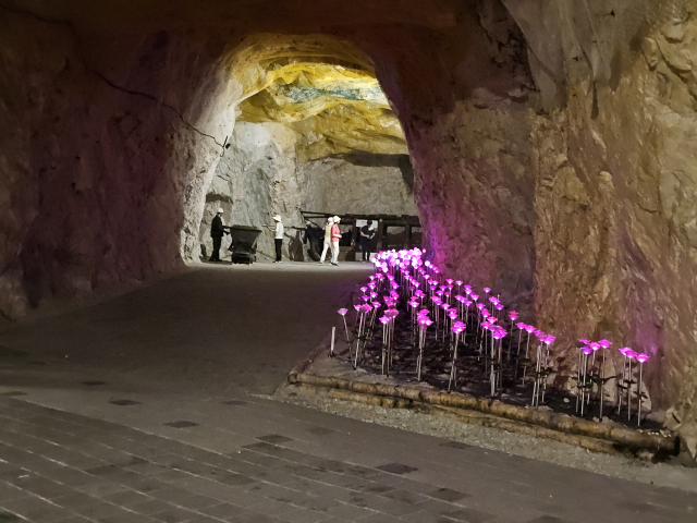 충주 활옥동굴 내부 전경으로, 형형색색의 조명 아래 관광객들이 동굴의 신비로운 풍경을 감상하고 있다.사진=김의상 기자