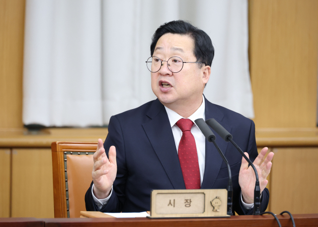 이장우 대전시장은 10일 주재한 주간업무회의에서 한화 불꽃축제 개최의 안전대책과 고향사랑기부제 답례품 확대, 예산 효율화 등을 지시했다. 대전시 제공