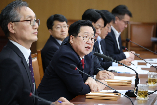 이장우 대전시장은 10일 주재한 주간업무회의에서 한화 불꽃축제 개최의 안전대책과 고향사랑기부제 답례품 확대, 예산 효율화 등을 지시했다. 대전시 제공