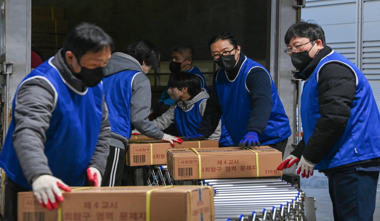2026학년도 대학수학능력시험을 사흘 앞둔 10일 세종시의 한 인쇄공장에서 관계자들이 수능 문제지와 답안지를 전국 시도 교육청으로 배부하기 위해 차량으로 옮기고 있다. 김주형 기자 kjh2667_@cctoday.co.kr