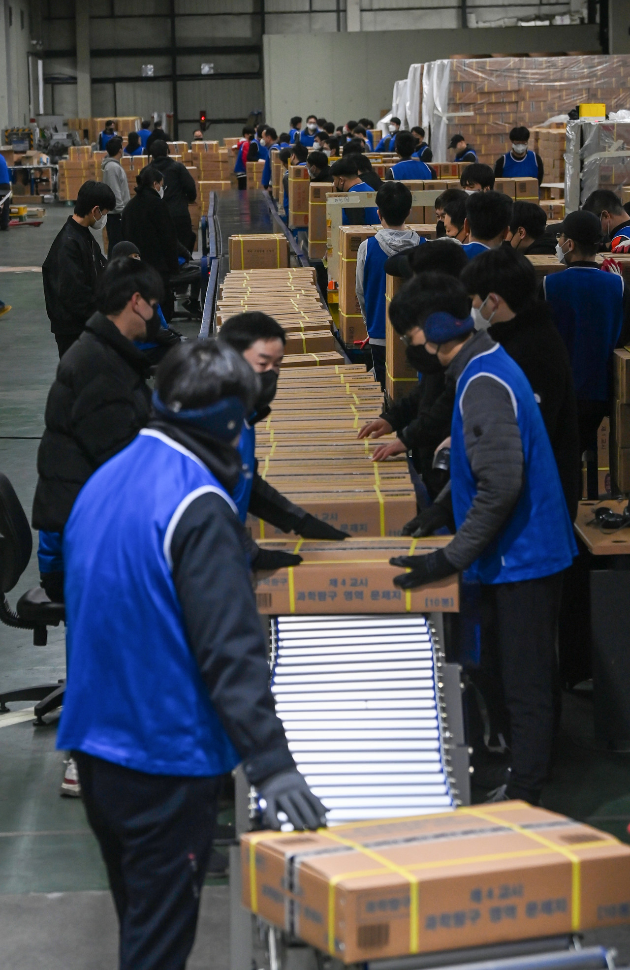 2026학년도 대학수학능력시험을 사흘 앞둔 10일 세종시의 한 인쇄공장에서 관계자들이 수능 문제지와 답안지를 전국 시도 교육청으로 배부하기 위해 차량으로 옮기고 있다. 김주형 기자 kjh2667_@cctoday.co.kr