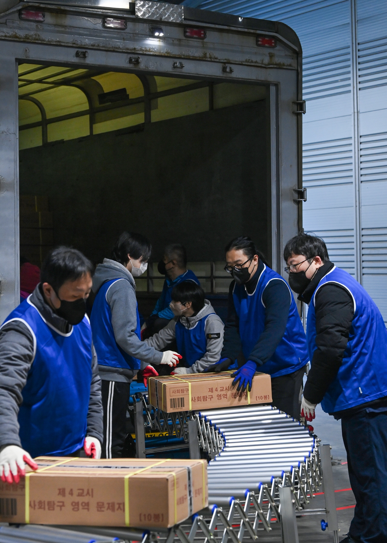 2026학년도 대학수학능력시험을 사흘 앞둔 10일 세종시의 한 인쇄공장에서 관계자들이 수능 문제지와 답안지를 전국 시도 교육청으로 배부하기 위해 차량으로 옮기고 있다. 김주형 기자 kjh2667_@cctoday.co.kr
