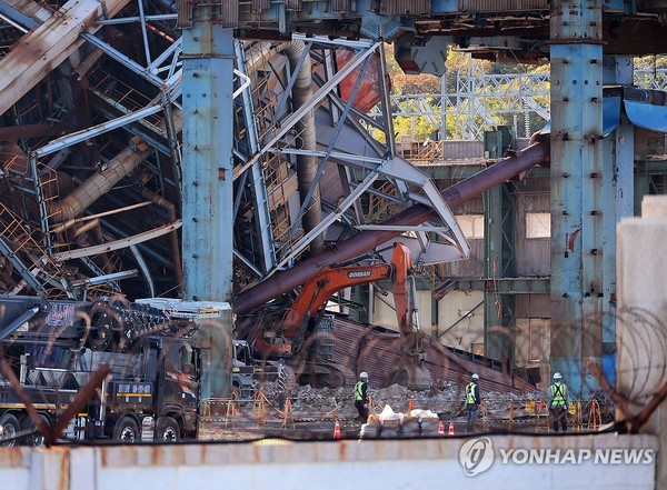 발파 해체 작업 준비 중인 울산화력 보일러타워. 연합뉴스 제공. 