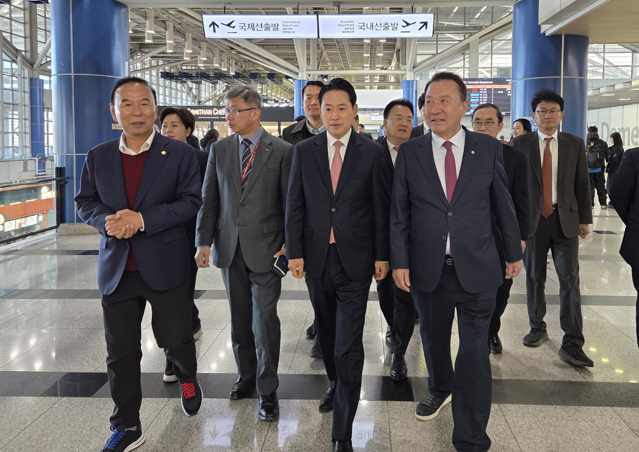 국민의힘 장동혁 대표가 10일 오전 청주국제공항을 방문해 시설을 둘러보고 있다. 2025.11.10