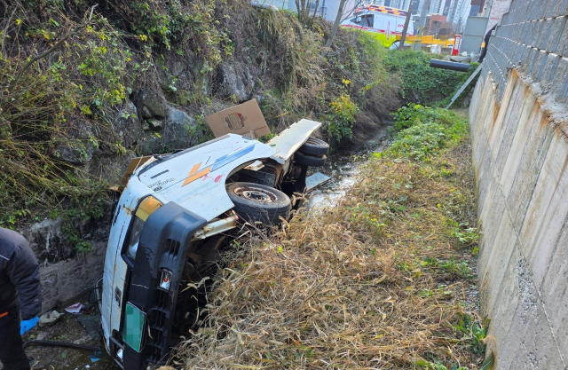 11일 오전 7시28분경 대전 유성구 반석동 인근 도로에서 차량 한 대가 6m 아래 개울로 추락한 사고 현장. 대전소방본부 제공