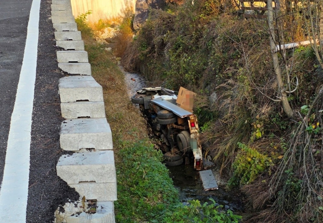 11일 오전 7시28분경 대전 유성구 반석동 인근 도로에서 차량 한 대가 6m 아래 개울로 추락한 사고 현장. 대전소방본부 제공