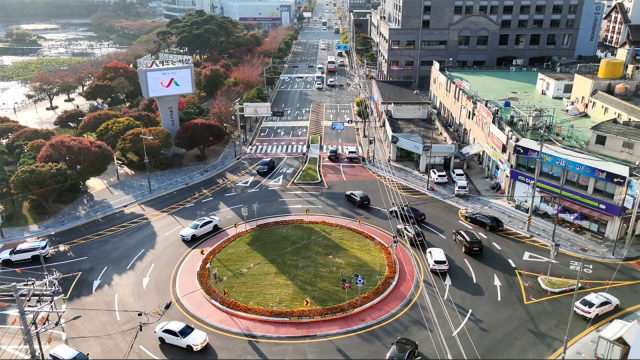 회전교차로로 조성된 중앙호수공원 사거리 모습. 서산시 제공