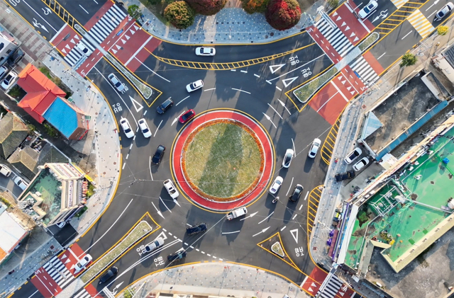 회전교차로로 조성된 중앙호수공원 사거리 모습. 서산시 제공