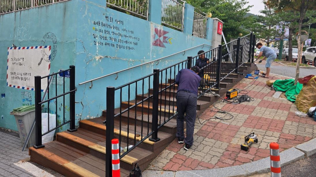 단양우체국 계단데크 손잡이 선제 정비 모습.단양군 제공