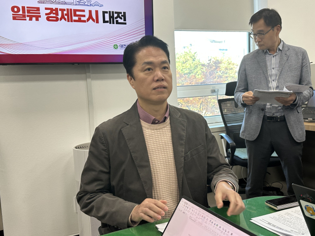 한치흠 대전시 기획조정실장은 11일 시청에서 기자 간담회를 열고 시 내년도 예산안에 대해 설명하고 있다. 사진=이심건 기자