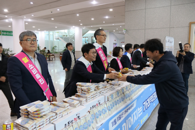 농협중앙회 대전지역본부는 11일 대전시청에서 우리 쌀로 만든 가래떡을 나눠주며 가래떡데이 홍보 캠페인을 진행했다. 대전농협 제공