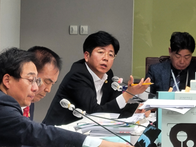 이용국 의원이 행감에서 학폭위 지연에 대한 문제를 지적하고 있다. 사진=김영정 기자