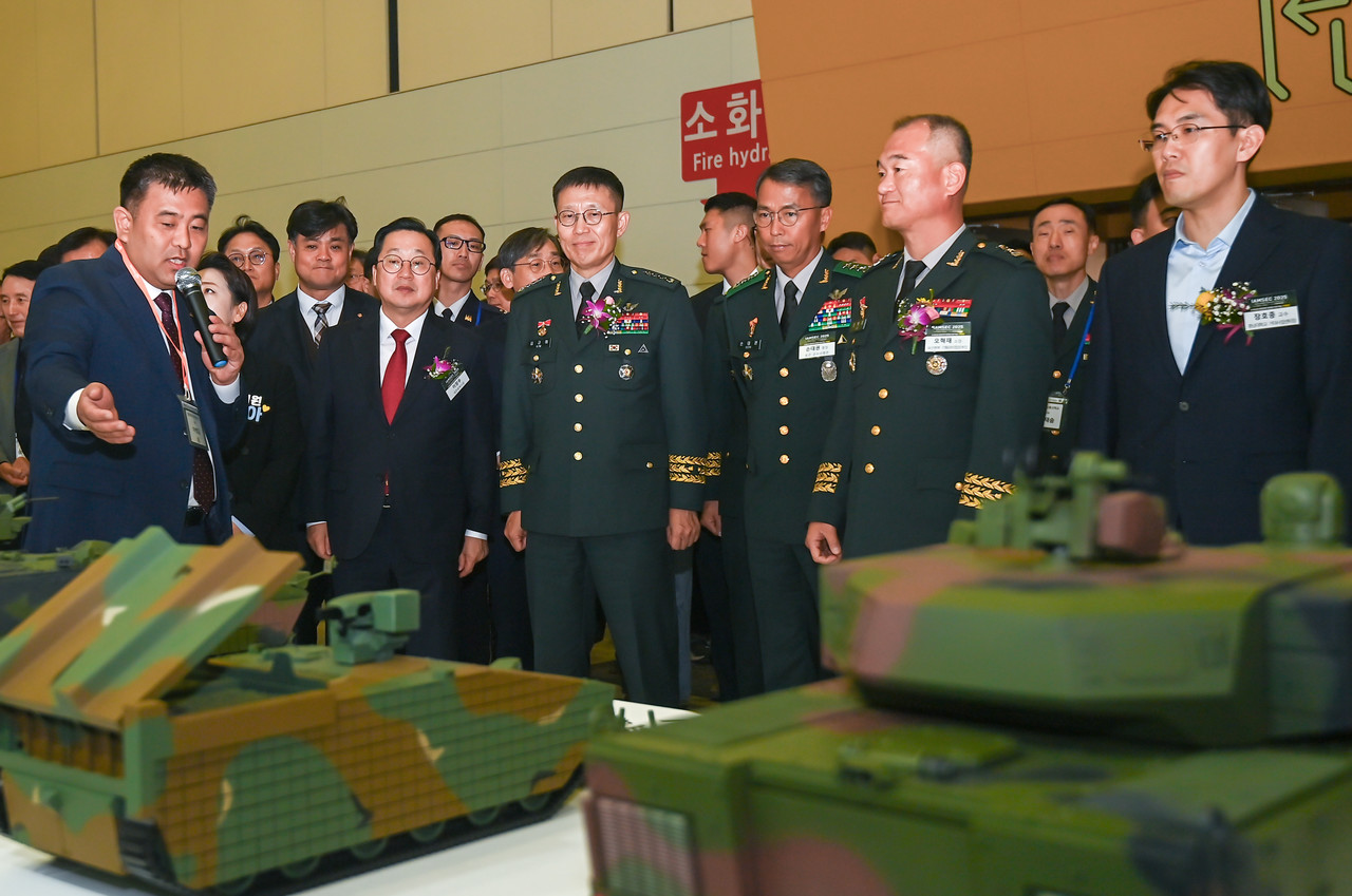 11일 대전컨벤션센터에서 ‘국제 육군 M&S 학술 컨퍼런스 및 전시회(IAMSEC) 2025’가 열려 이장우 대전시장과 김규하 육군참모총장을 비롯한 참석한 내빈들이 전시를 참관하고 있다. 김주형 기자 kjh2667_@cctoday.co.kr