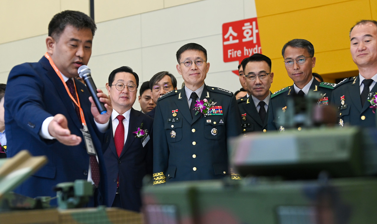 11일 대전컨벤션센터에서 ‘국제 육군 M&S 학술 컨퍼런스 및 전시회(IAMSEC) 2025’가 열려 이장우 대전시장과 김규하 육군참모총장을 비롯한 참석한 내빈들이 전시를 참관하고 있다. 김주형 기자 kjh2667_@cctoday.co.kr